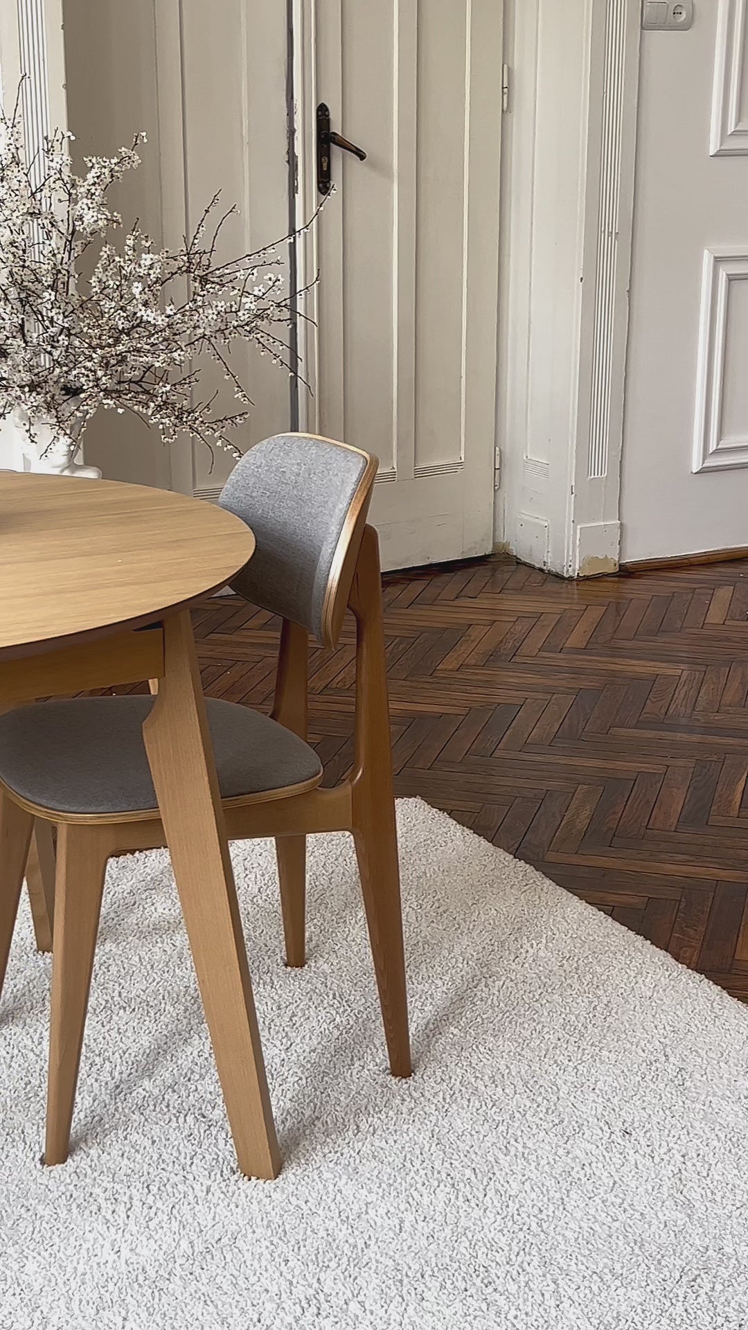 Extendable round dining table with solid wood dining chairs