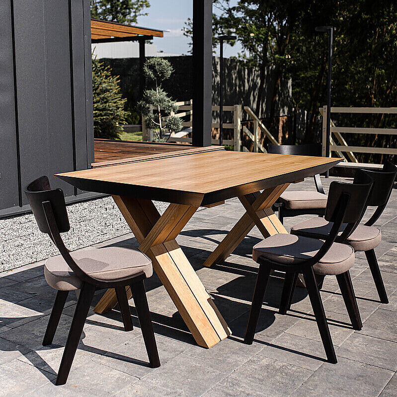 Extendable, natural wood dining table with chairs